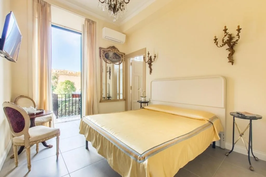 Camera Matrimoniale Deluxe con Balcone — Rome Charming Suites
