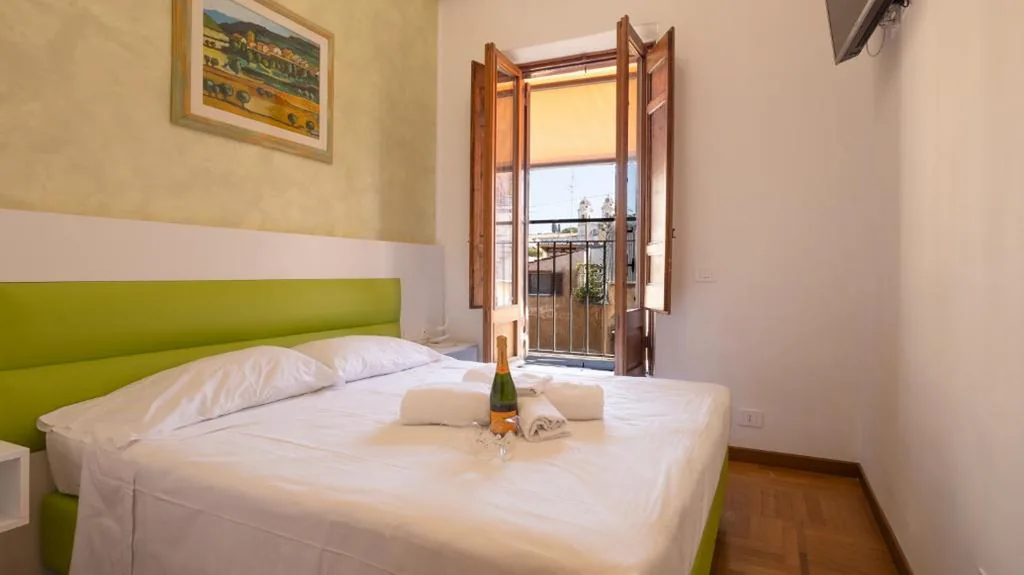 Deluxe Double Room with Balcony — Romerooms Condotti