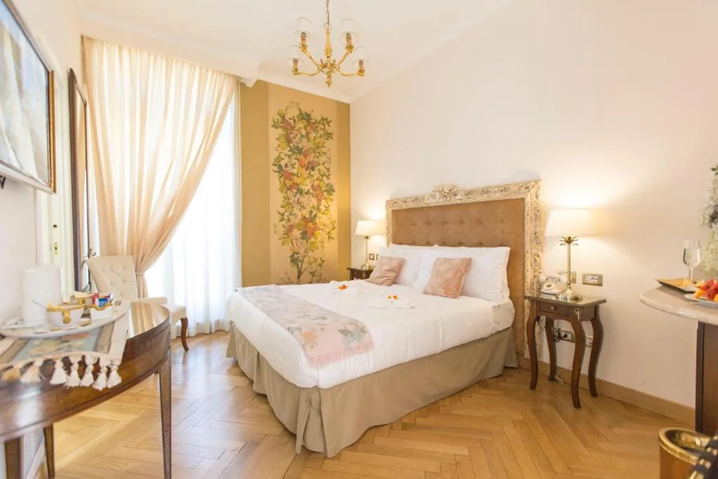Camera Matrimoniale Deluxe con Balcone — Royal Suite Trinità Dei Monti
