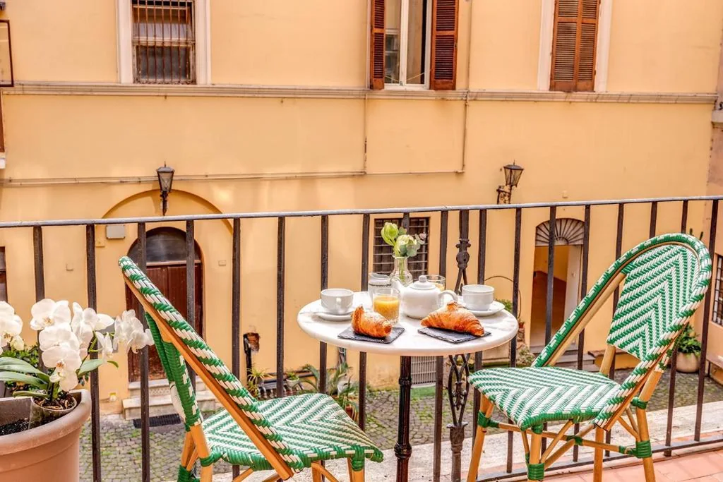 Deluxe Double Room with Balcony — Tree Charme Parliament Boutique Hotel