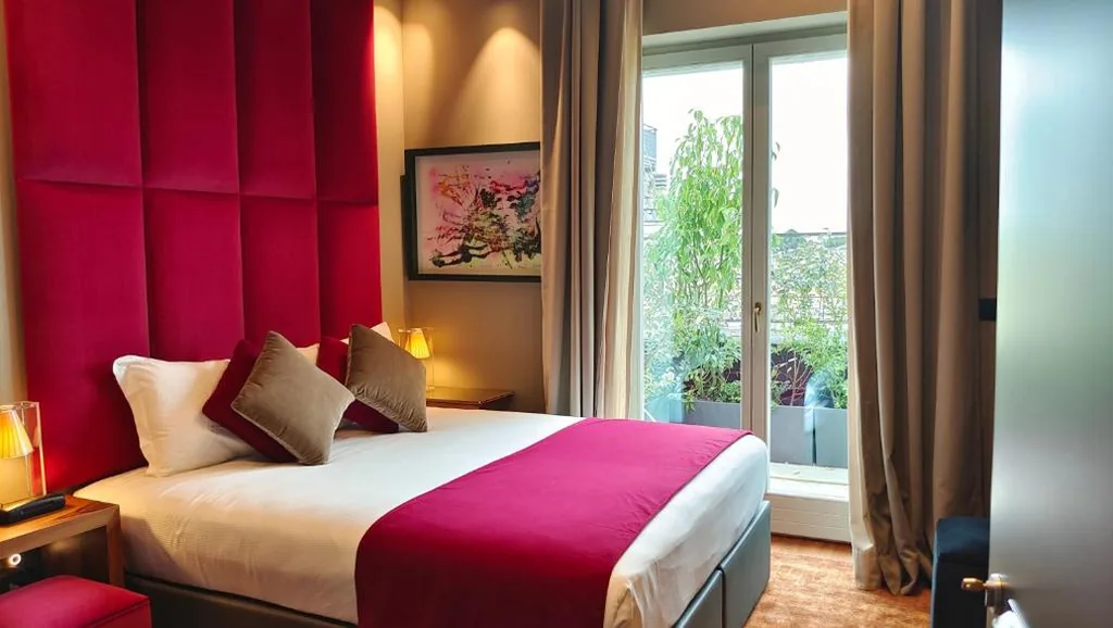Deluxe Double Room with Balcony — Triviho Hotel