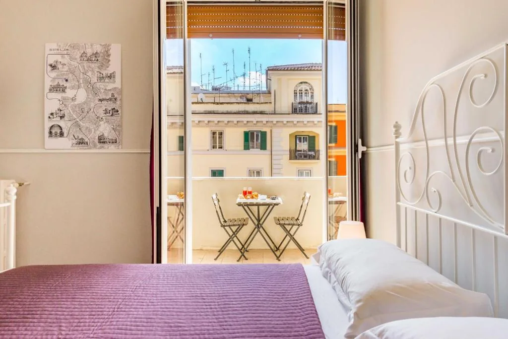 Deluxe Double Room with Balcony — Un Attimo A Roma B&B