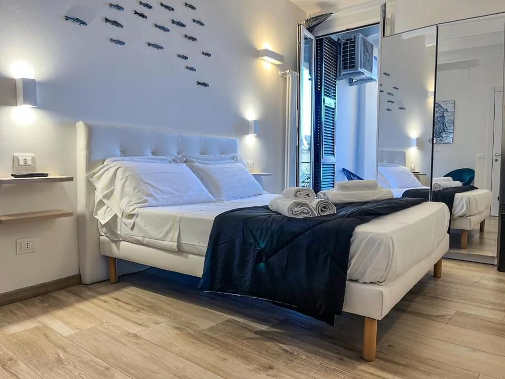 Camera Matrimoniale Deluxe con Balcone — Vernazza Old Town Suites