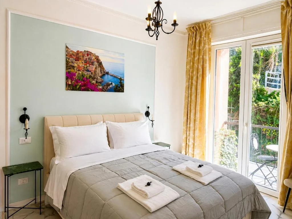 Camera Matrimoniale Deluxe con Balcone — Vertigini Suites, Il Rifugio dell Amore per SOLE COPPIE , A 50m dalla Stazione e dalla Via dell Amore con Vista Mare e Intimità Appagante