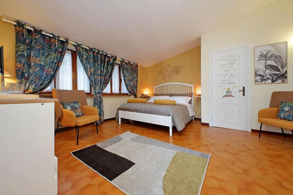 Deluxe Double Room with Balcony — Villa Gisi Guest House