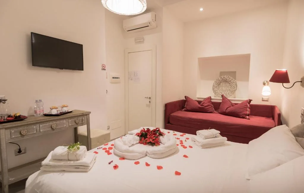Camera Matrimoniale Deluxe con Balcone — Your Vatican Suite