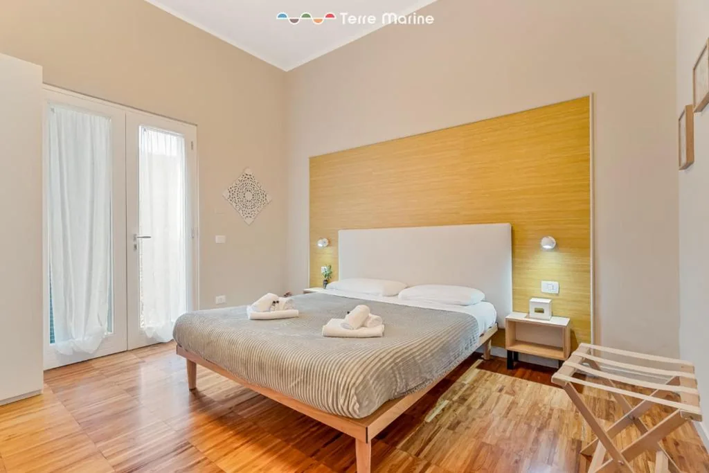 Camera Matrimoniale Deluxe con Doccia — Fiordarancio Room Rental