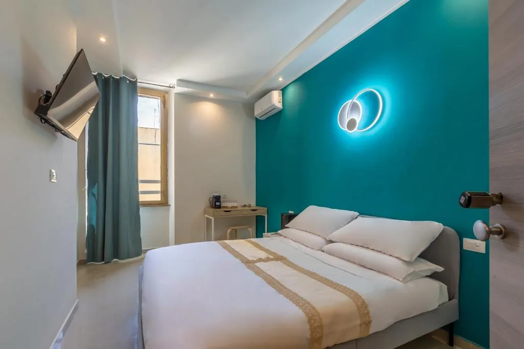 Deluxe Double Room with Shower — Hyper Lodge Termini GuestHouse