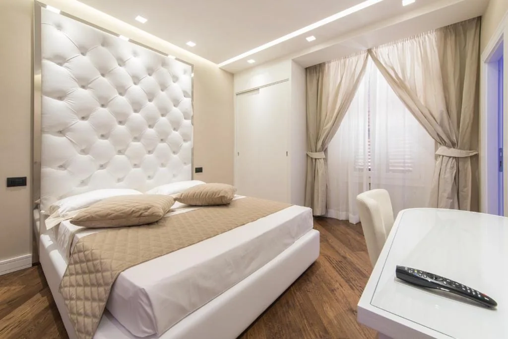 Deluxe Double Room with Shower — LUX Suites in Roma