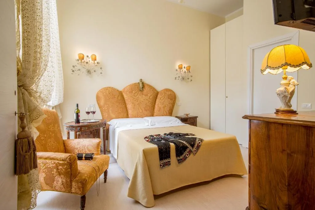 Deluxe Double Room with Shower — Roma Central Guest House
