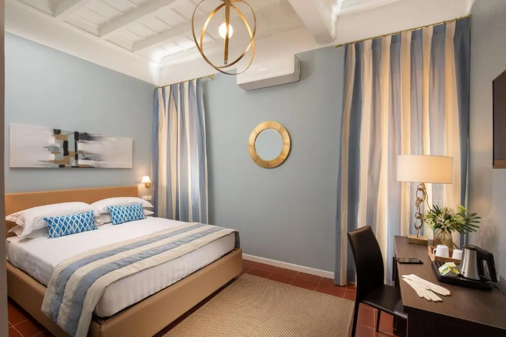 Deluxe Double Room with Bathtub — Belsiana House