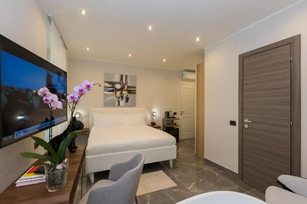 Deluxe Double Room with Bathtub — Clementi Portrait