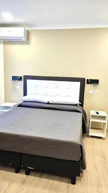 Deluxe Double Room with Bathtub — Convenient Booking B&B