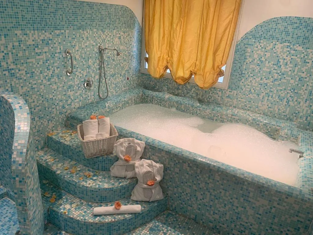 Camera Matrimoniale Deluxe con Vasca — Eveline 2 – Piscina Privata o Jacuzzi