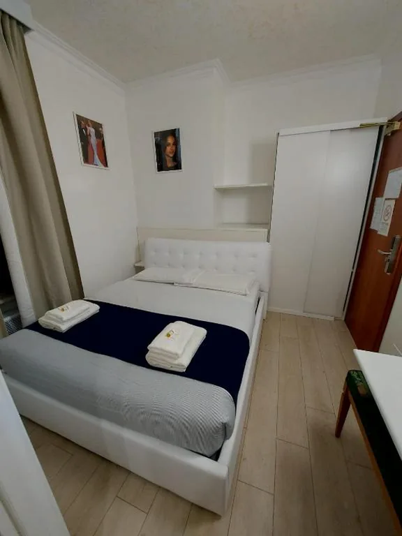 Deluxe Double Room with Bathtub — Hotel Oscar Suite