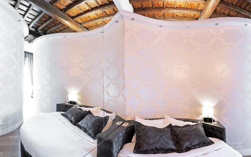 Deluxe Double Room with Bathtub — LE RÊVE DE NAIM Roma