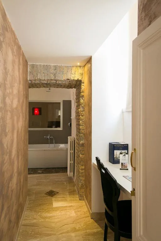 Deluxe Double Room with Bathtub — Nerva Accommodation Cavour