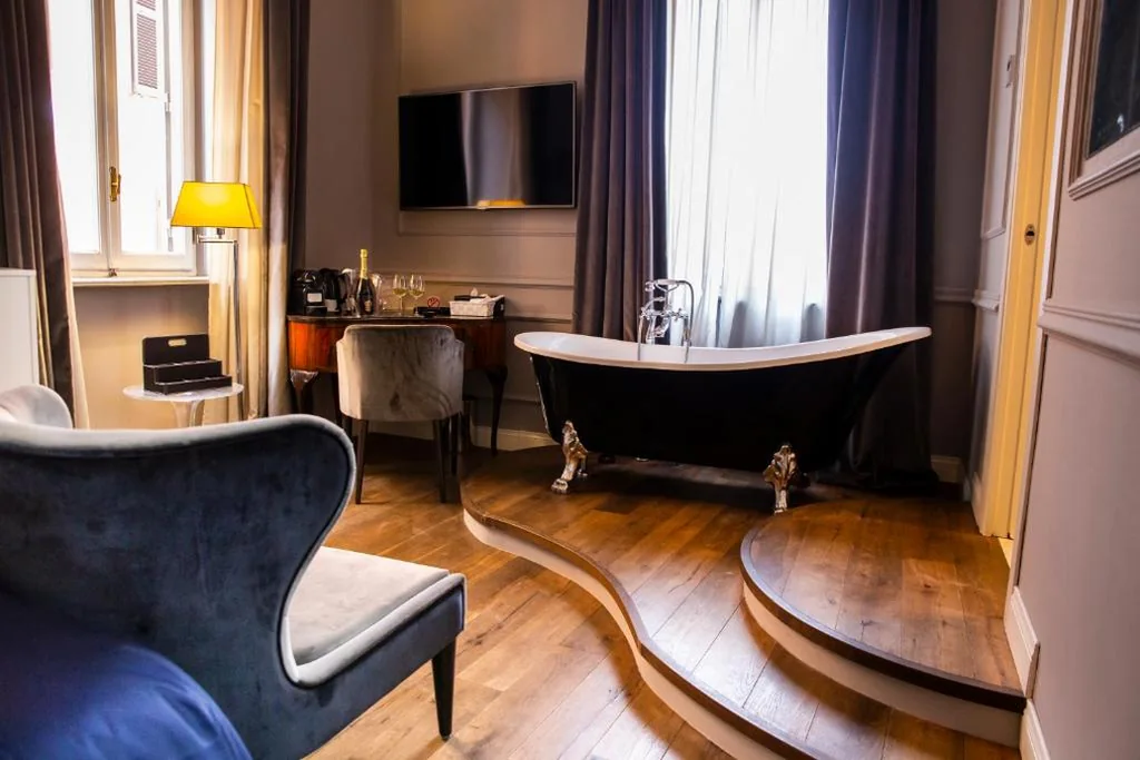 Deluxe Double Room with Tub — Relais San Lorenzo In Lucina
