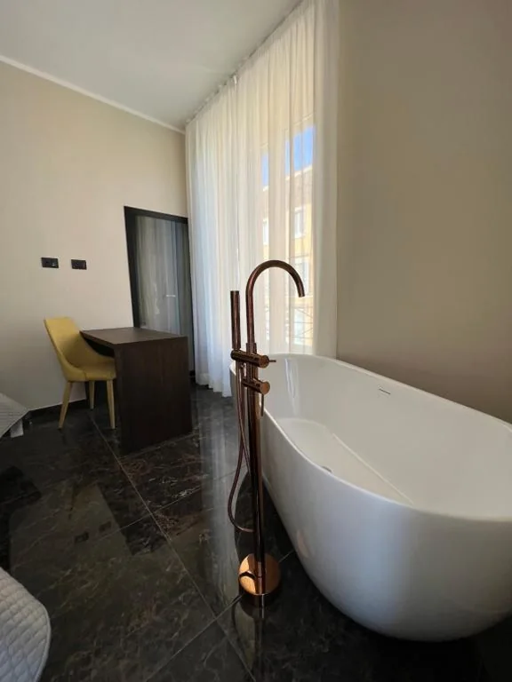 Deluxe Double Room with Bathtub — Viminale Domus