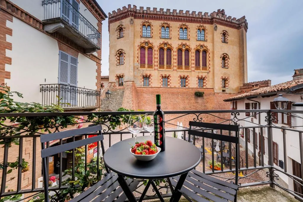 Deluxe Double Room with Castle View — CasaCastello Barolo