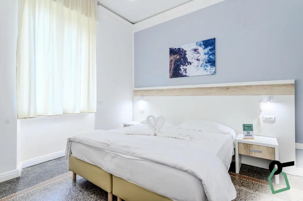 Camera Matrimoniale Deluxe con Vista Mare Laterale — Hotiday Room Collection – Rapallo