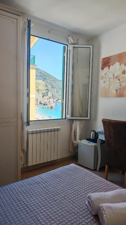 Deluxe Double Room with Side Sea View — La Terrazza sul Mare Affittacamere