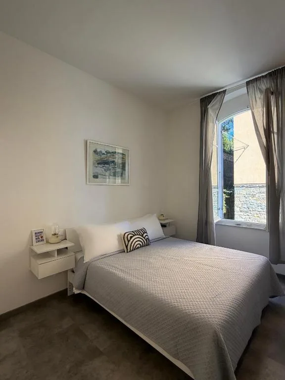 Camera Matrimoniale Deluxe con Vista Mare Laterale — Le Finestre Veneris
