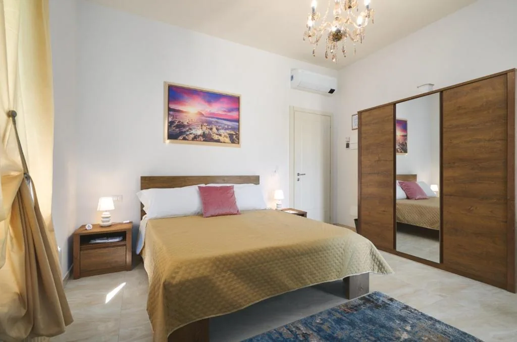 Deluxe Double Room with Side Sea View — Villa dei Poeti