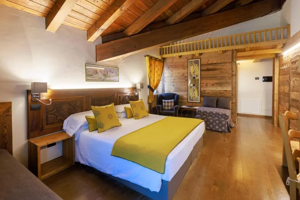 Deluxe Double Room — L’Abri des Amis