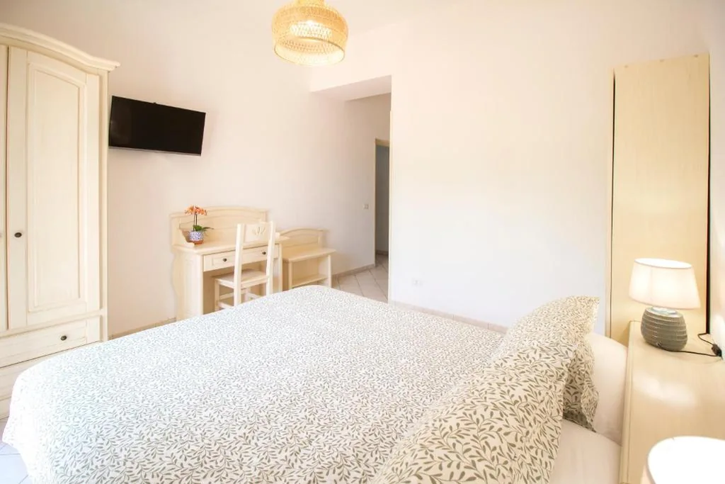 Camera Matrimoniale Deluxe — LA CASA DEL SOLE – Beachfront B&B – Anzio
