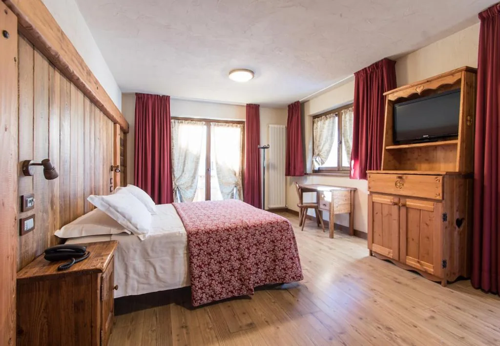Deluxe Double Room — Limone Palace Aparthotel