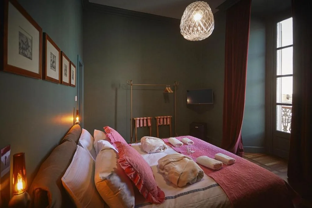 Deluxe Double Room — Look To Viphouse