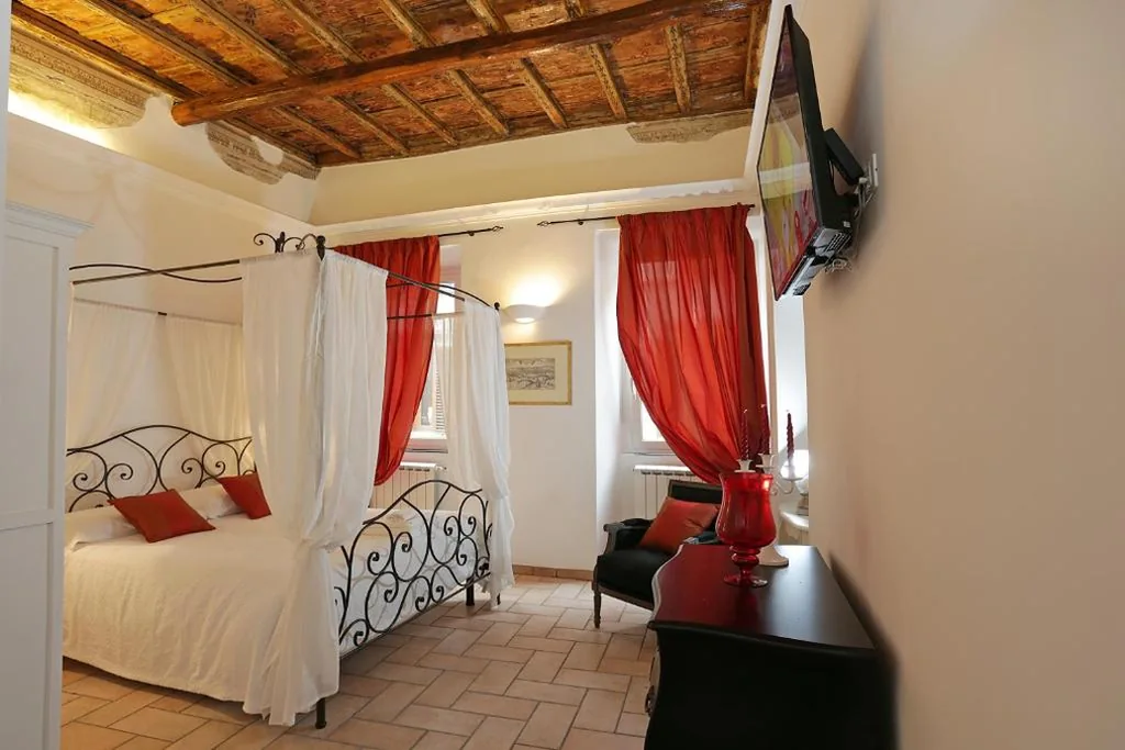 Camera Matrimoniale Deluxe — Madonna de’ Monti Suites