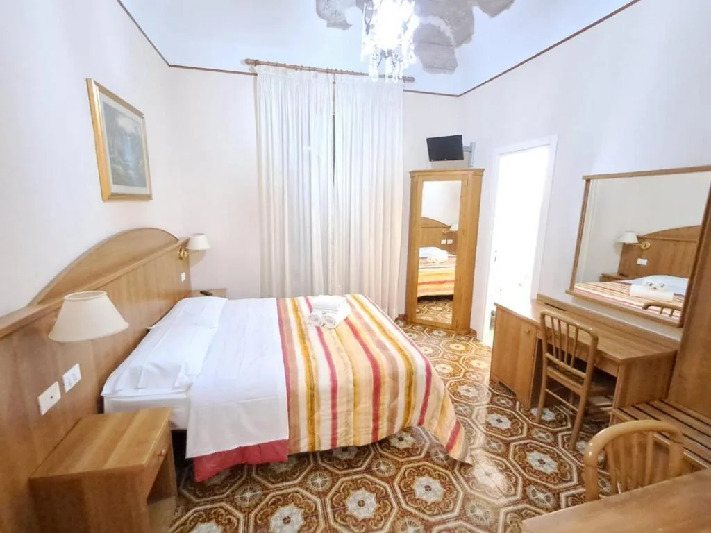 Deluxe Double Room — NAHID ACCOMMODATION