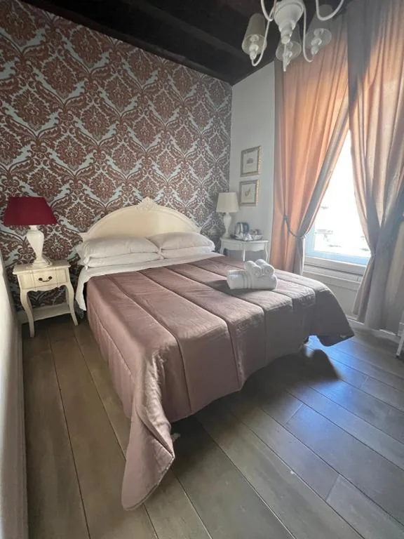Camera Matrimoniale Deluxe — Piazzetta de’ Monti Suites