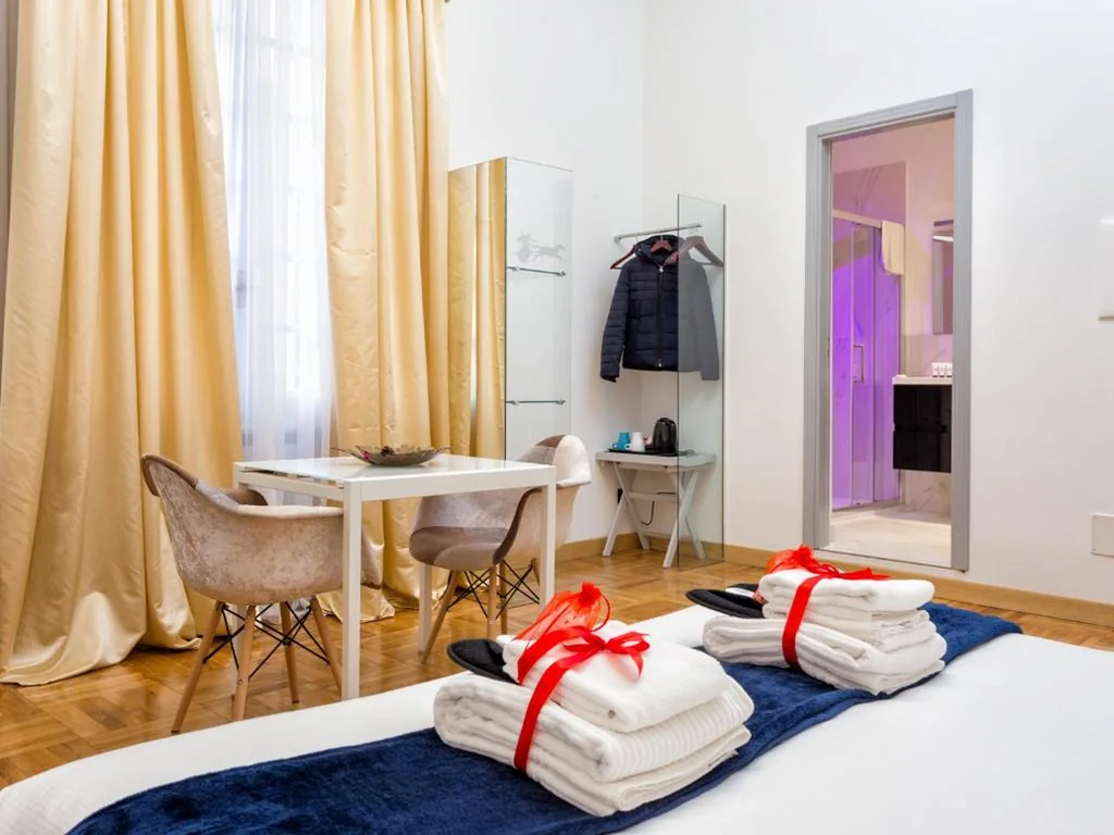 Camera Matrimoniale Deluxe — Queen Palace Suites