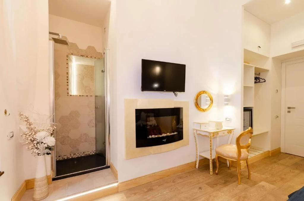 Double Deluxe Room — Roma Charming Rooms