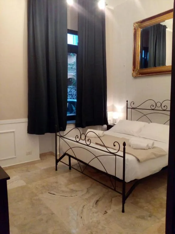 Deluxe Double Room — Trastevere Glasshouse