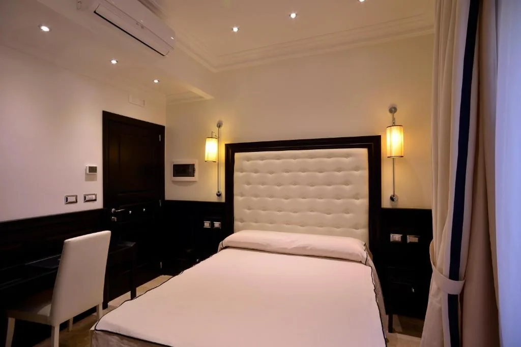 Camera Matrimoniale Deluxe — Vaticano Royal Suite Guest House