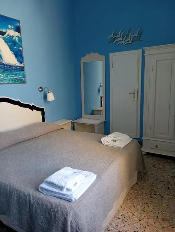 Camera Matrimoniale/Doppia con Letti Singoli — Al Mari Suites