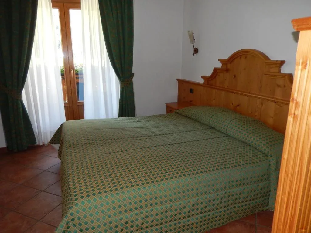 Camera Matrimoniale/Doppia con Letti Singoli — Albergo du Soleil