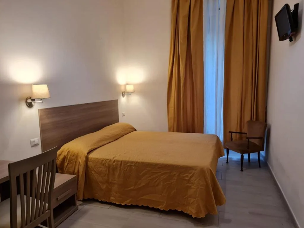 Camera Matrimoniale/Doppia con Letti Singoli — Albergo Enrica