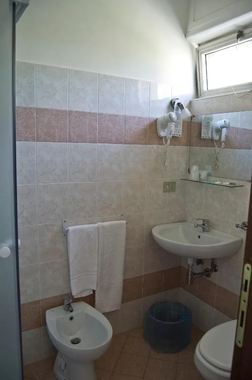 Camera Matrimoniale/Doppia con Letti Singoli — Albergo La Marinella