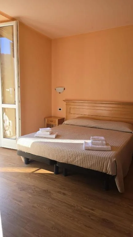 Camera Matrimoniale/Doppia con Letti Singoli — Albergo Minetto