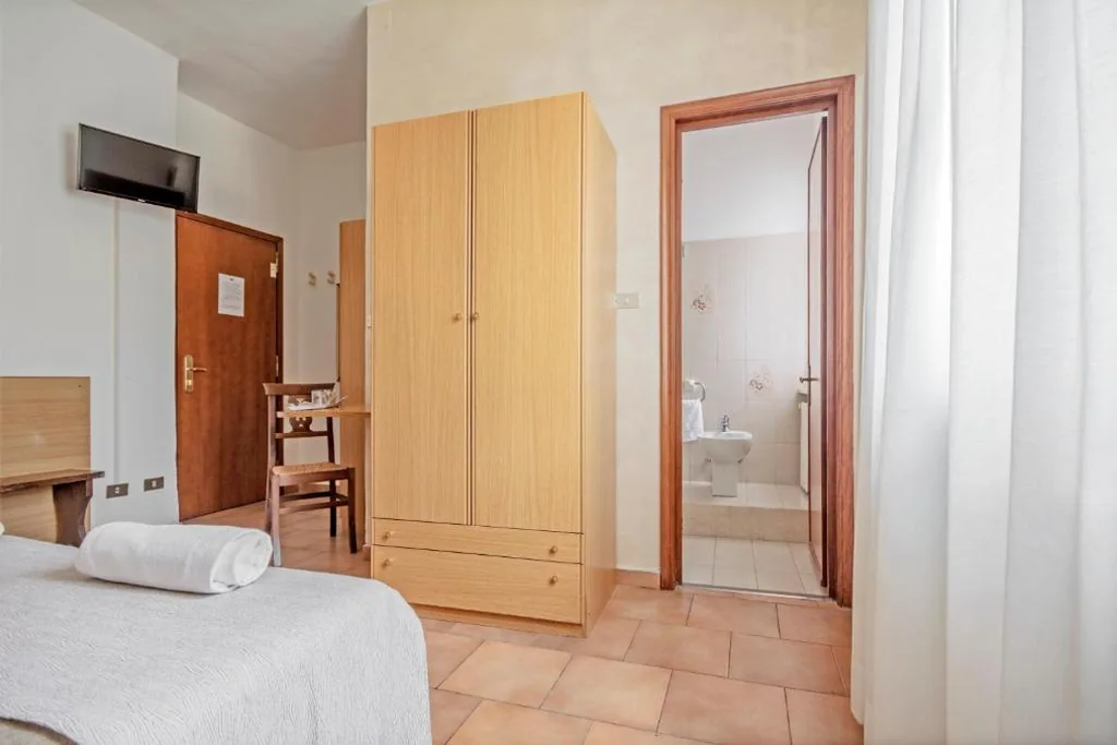 Camera Matrimoniale/Doppia con Letti Singoli — Albergo Rondò