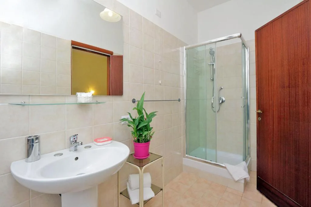 Camera Matrimoniale/Doppia con Letti Singoli — Bed and Breakfast La Stazione Del Vaticano