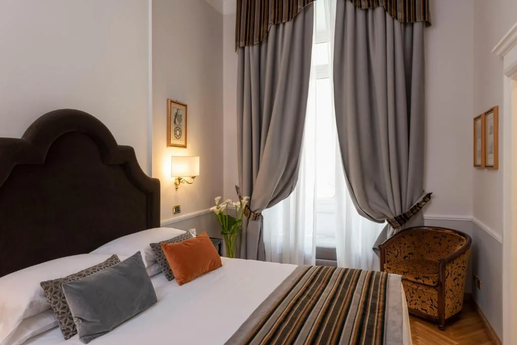 Camera Matrimoniale/Doppia con Letti Singoli — Bettoja Hotel Massimo d’Azeglio