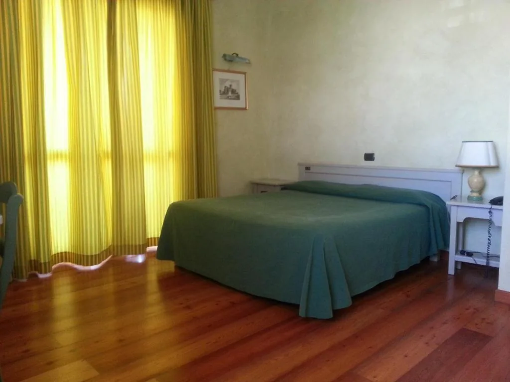 Camera Matrimoniale/Doppia con Letti Singoli — Borgonuovo