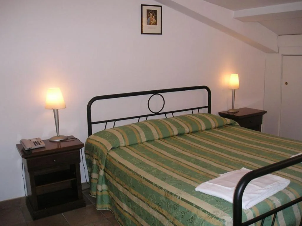 Double/Twin Room — Casa Di Santa Francesca Romana a Ponte Rotto