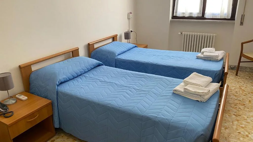 Camera Matrimoniale/Doppia con Letti Singoli — Casa Per Ferie Casa Cabrini